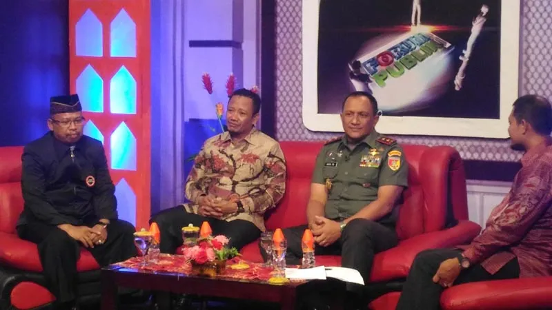 Pangdam VII Wirabuana, Mayjen TNI Agus Surya Bakti bersama Rektor USN Kolaka, Azhari saat menjadi narasumber dialog pendidikan bela negara di stasiun TVRI Sultra, Senin (21/12/2015) malam. (Saban/ZONASULTRA.COM)