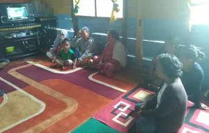 Suasana keluarga korban KM Marina Express B2 yang karam diperairan Kolaka menuju Siwa, Sabtu (19/12/2015). (Randi/ZONASULTRA.COM)