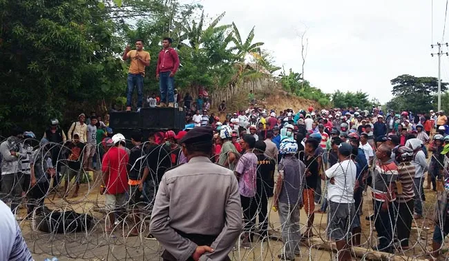 ksi unjuk Rasa tim sukses pasangan calon Bupati dan Wakil Bupati Muna, LM. Rusman Emba-Malik Ditu (Rumah Kita) di Kantor Komisi Pemilihan Umum (KPU) Muna, Rabu (16/12/2015). (Lily/ZONASULTRA.COM)
