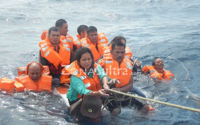 Kapal penumpang fiber KM Marina Baru 2B, rute Kolaka Sulawesi Tenggara (Sultra)-Siwa Sulawesi Selatan (Sulsel), yang tenggelam di perairan Siwa, Senin (19/12), berhasil ditemukan. (Luis/ZONASULTRA.COM)
