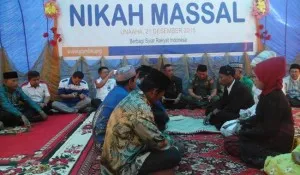 20 pasang kekasih mengikuti nikah massal yang diselenggarakan Yayasan Baitul Maal (YBM) Bank Rakyat Indonesia (BRI) Cabang Kendari yang bekerjasama dengan Kementrian Agama (Kemenag) Kabupaten Konawe, Senin (21/12/2015). Foto Restu
