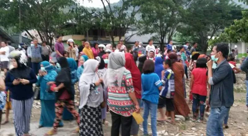 Warga mendatangi rumah sakit Jafar Harum di Lasusua, Kolaka Utara (Kolut) untuk melihat secara dekat bungkusan mayat yang berhasil dievakuasi, Kamis (24/12/2015) kemarin. Foto Istimewa