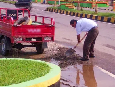 bupatikolaka_kerjabakti_lagi