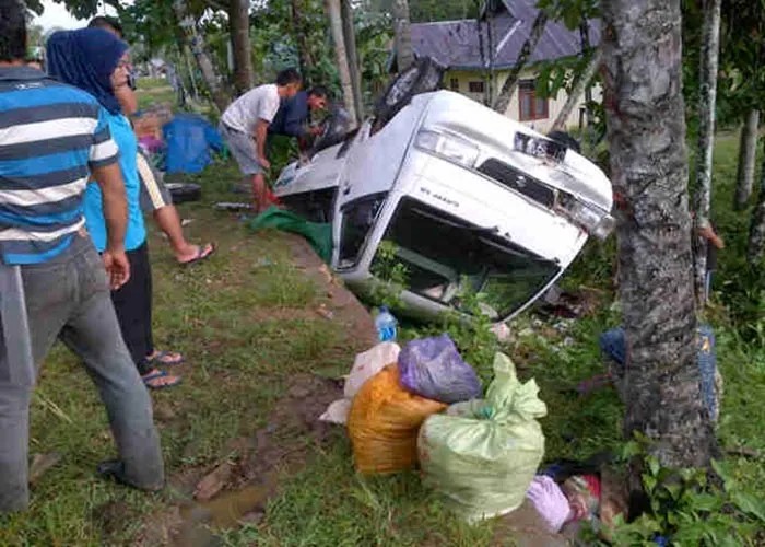 Ban Bocor, Mobil Pengangkut Sayur Terbalik