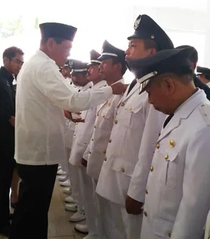 Lantik 56 Kades, Bupati Kolaka Tekankan Ketaatan Aturan Undang-undang Desa