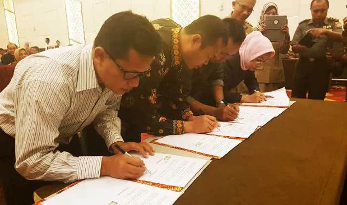 PENANDATANGANAN KERJASAMA : Direktur zonasultra.id Rustam (pakai batik) menandatangani kontrak kerjasama dengan BKKBN Provinsi Sultra di Hotel Grand Clarion Kendari, Selasa (28/6/2016). Penandatanganan kerjasama ini disaksikan lansung Deputi ADPIN) BKKBN Pusat, dr. Abidinsyah Siregar dan Sekda Pemprov Sultra, Lukman Abunawas. JEFRI IBNU/ZONASULTRA.COM