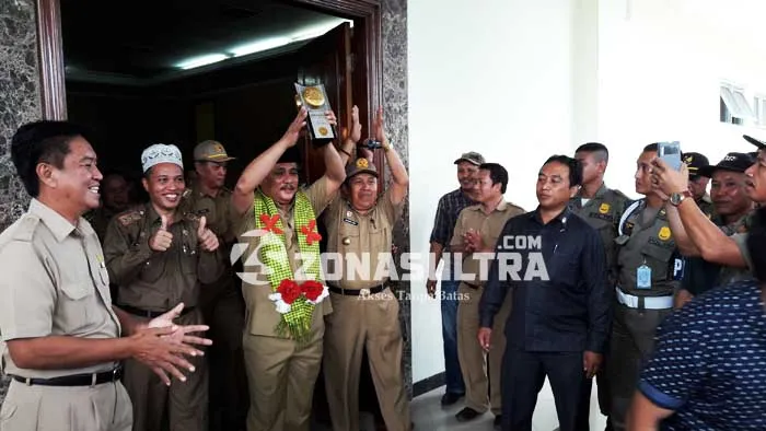 Bawa Pulang Adipura, Kery Disambut Tim di Bandara Halu Oleo