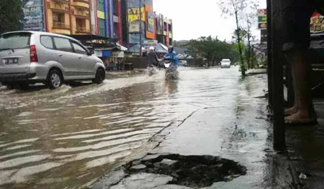 Ruas jalan saranani terendam banjir. Foto : LUKMAN/ZONASULTRA.COM