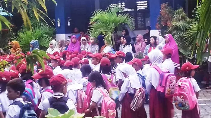 Hari Pertama Sekolah, Antar Anak ke Sekolah Hingga Memilih Tempat Duduk