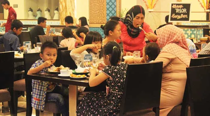 PROMO CLARION - Bagi Anda yang masih bingung mencari tempat makan malam yang bagus dengan nuansa yang berbeda, tak perlu khawatir. Sebab kini Anda bisa menemukan itu semua di Hotel Grand Clarion Kendari. (FOTO ISTIMEWA)