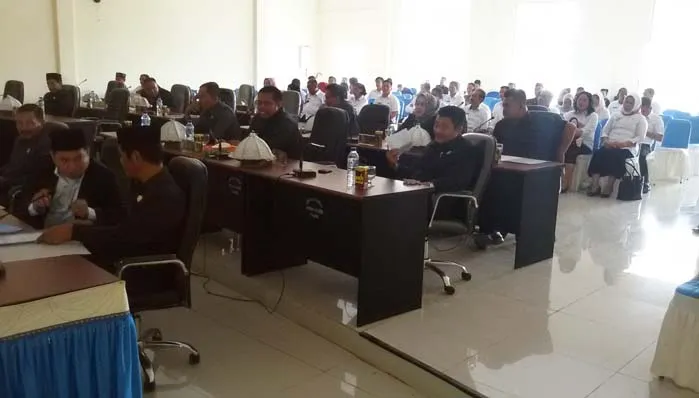 Paripurna- Rapat penetapan rancangan Peraturan Daerah (Raperda) menjadi Peraturan Daerah (Perda) di gedung Dewan Permusyawaratan Rakyat Daerah (DPRD) Kabupaten Kolaka Timur (Koltim) Sulawesi Tenggara (Sultra), Rabu (13/7/2016). JASPIN/ZONASULTRA.COM