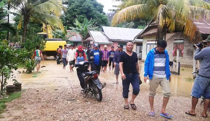 EVAKUASI - Terlihat bupati dan wakil bupati konut bersama seluruh SKPD konut, turun melakukan servei kembali, kondisi banjir dan aliran sungai di desa puuwonua. yang melanda ibu kota wanggudu tepatnya di kecamatan andowia, yamg menyebabkan ratusan rumah terendam banjir.( Jefri/ZONASULTRA.COM)