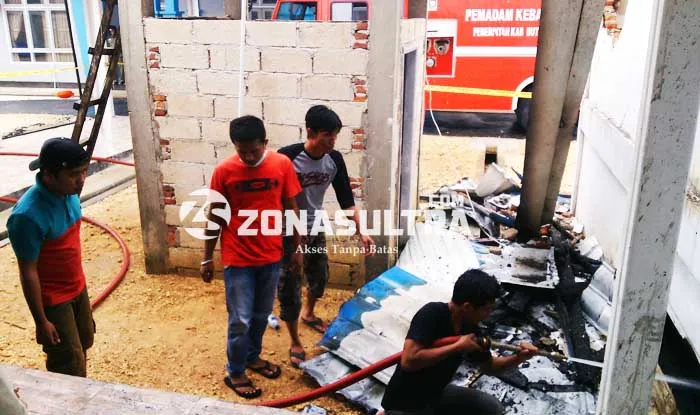 Pemadam kebakaran yang tengah memadamkan api