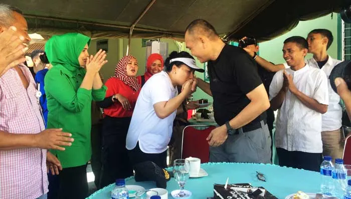 Komandan Korem 143/HO Kolonel Infantri Immanuel Ginting saat memberikan keu ulang tahun kepada Istrinya. Dalam meningkatkan kemitraan antara Komando Resor Militer (Korem) 143/HaluOleo dan insan media, Komandan Korem 143/HO menggelar coffe morning bersama awak media, Jumat (12/8/2016). Randi Ardiansyah/ ZONASULTRA.COM