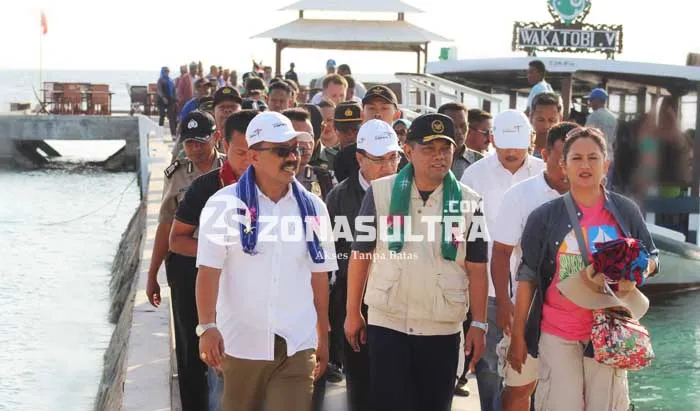 WISATA WAKATOBI - Bupati Wakatobi Arhawi Ruda, Deputi II SDA dan Jasa Kemenko Maritim Agung Koeswandono dan Anggota DPRD RI Hamsina Bolu saat tiba di pulau Tomia Kabupaten Wakatobi. (Duriani/ZONASULTRA.COM)