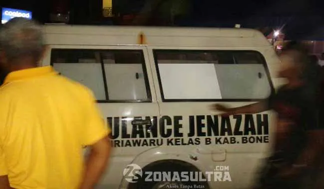 Tampak mobil jenazah dan peti jenazah Hermawati yang baru tiba dikediaman dukannya. Foto istimewa