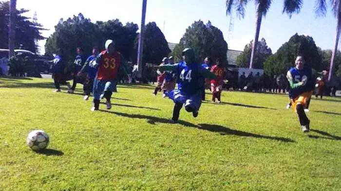 Sambut HUT RI ke-71, Korem 143/HO Gelar Sepak Bola Antar Ibu Persit