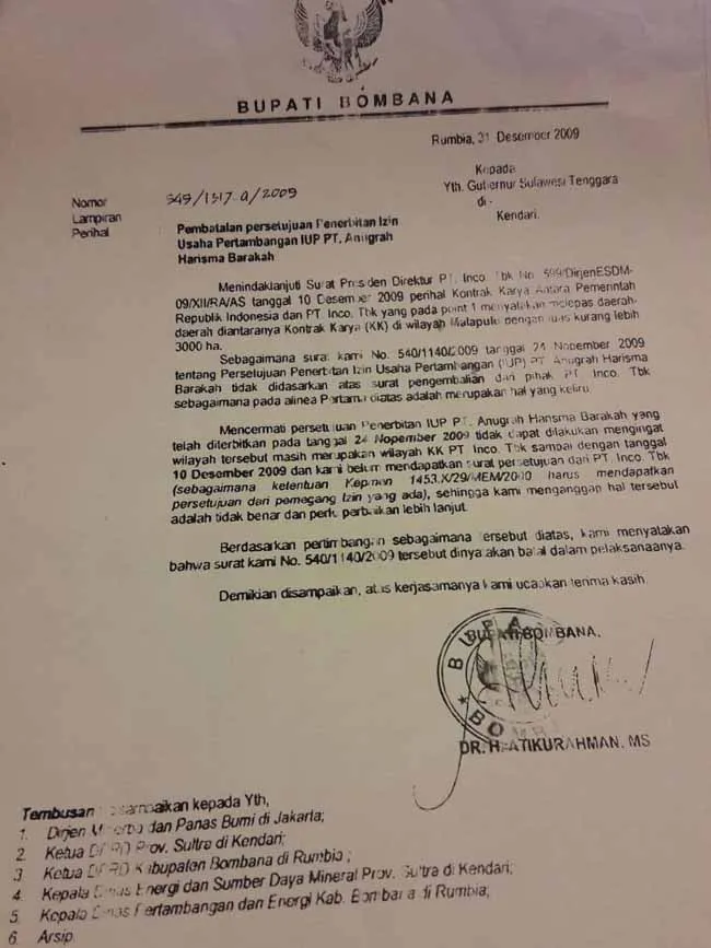 Surat Pembatalan - Surat Atikurahman bernomor 545/1317.a/2009 tertanggal 31 Desember 2009 dengan tempat pembuatan surat daerah Rumbia (ibukota) . Inti dari surat tersebut menyatakan bahwa persetujuan izin usaha pertambangan PT Anugrah Harisma Barakah adalah hal yang keliru. (Foto: Istimewa)