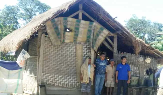 Umar Arsal Tinjau rumah tidak layak huni di bombana