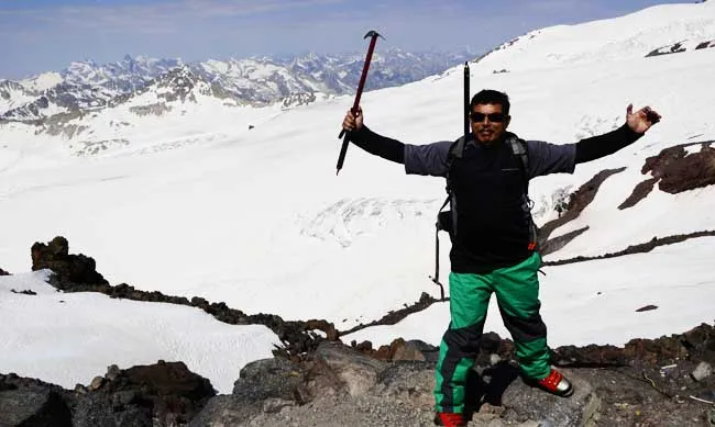 Senator Umar Arsal Kibarkan Merah Putih di Elbrus, Puncak Gunung Tertinggi di Eropa