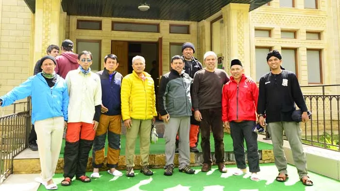 Senator Umar Arsal Kibarkan Merah Putih di Elbrus, Puncak Gunung Tertinggi di Eropa