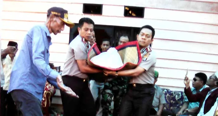 JENASAH TISNA - Kapolres Kendari, AKBP Sigit Hariadi dan Kapolres Konawe, AKBP Jemmi Junaedi saat mengangkat jenasah Alo Sutisna menuju keranda mayat, Kamis (11/8/2016).MURTAIDIN/ZONASUTRA.COM