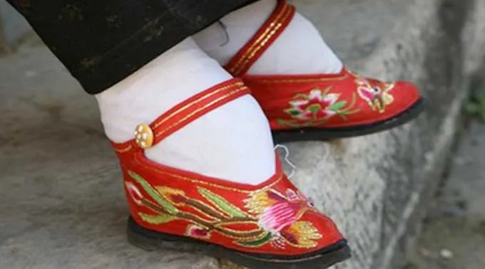 adat-china-kaki-kecil