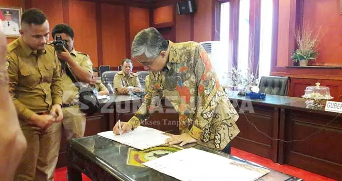 gubernur-sulawesi-tenggara-sultra-nur-alam-saat-menandatangani-mou-kendari-newport