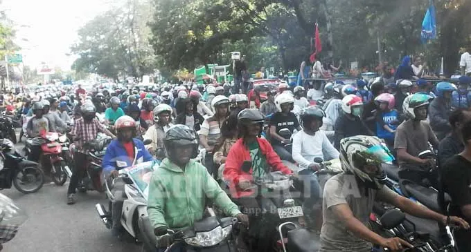 pencalonan-walikota-suasana-deklarasi-pencalonan-walikota-muhamad-zayat-kaimuddin-derik-dan-suri-syahriah-mahmud-di-pelataran-eks-mtq-kendari1