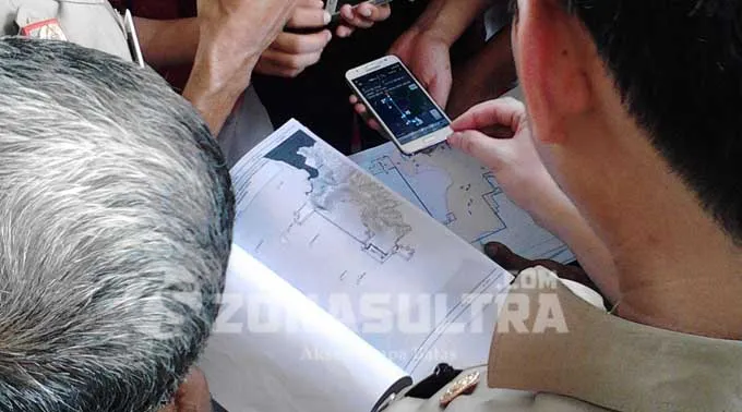 perwakilan-masyarakat-desa-lapao-pao-saat-menunjukkan-bukti-penggunaan-lahan-oleh-pt-waja-inti-lestari-di-kawasan-hutan