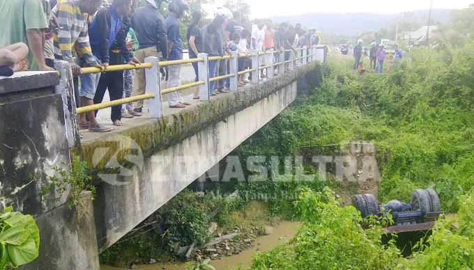 Sopir Mabuk, Truk Masuk Jurang di Konda