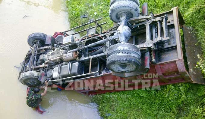 Sopir Mabuk, Truk Masuk Jurang di Konda