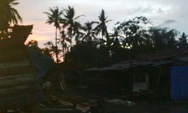 Rumah warga Kelurahan Atula, dan Welala Kecamatan Ladongi, Kabupaten Kolaka Timur (Koltim), Jumat (30/9/2016). Rusak parah akibat riupan angin puting beliung. FOTO:JASPIN/ZONASULTRA.COM