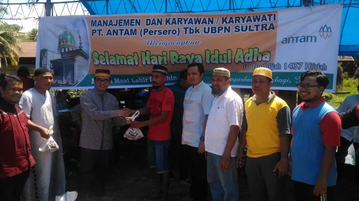 HEWAN QURBAN - GM PT Antam UBPN Sultra, Tri Hartono (mengenakan kemeja lengan panjang) secara simbolis menyerahkan daging qurban kepada panitia penyaluran daging qurban di areal Gudang Satu, Kompleks Antam Pomalaa, Senin (12/9/2016). (Abdul Saban/ZONASULTRA.COM)