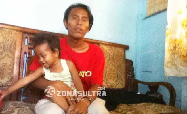 Soleh menggendong anak pertamanya. Foto : Lukman/ZONASULTRA.COM