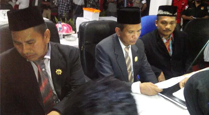 PENDAFTARAN CALON : Nampak komisioner bagian Divisi Hukum KPUD Kabupaten Buton, La Rusuli (tengah), Ketua KPUD Buton Alimuddin Sikuri, saat melakukan pemeriksaan berkas Paslon Hamin-Farid Bachmid, Kamis malam di kantor KPUD setempat. FOTO NANANG/ZONASULTRA.COM