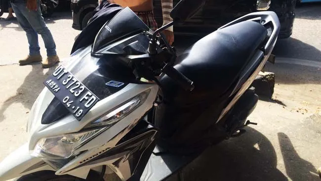 Pengendara kendaraan sepeda motor yang ditabrak oleh pengendara mobil