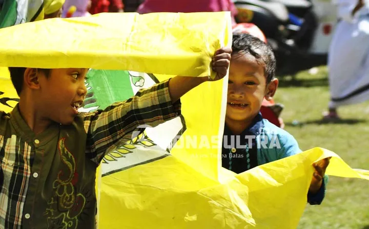 FOTO : Kegiatan Salah Satu Partai Politik Yang Melibatkan Masyarakat