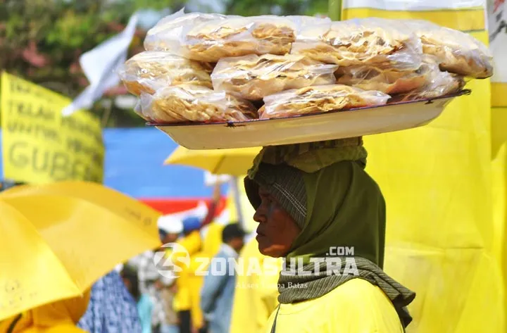 FOTO : Kegiatan Salah Satu Partai Politik Yang Melibatkan Masyarakat