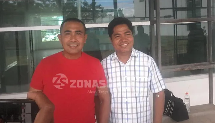 Calon Bupati Buton Umar Samiun (baju merah) bersama pasangannya La Bakri saat pemeriksaan kesehatan di Rumah Sakit Umum Daerah (RSUD) Bahteramas, Sabtu (24/9/2016).