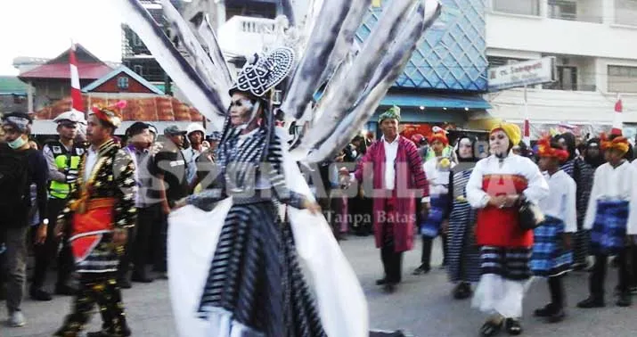 KARNAVAL BUDAYA - Peserta Karnaval Budaya yang diselenggarakan Pemkot Baubau dalam rangka meriahkan HUT Kota Baubau ke-15 tahun 2016, Minggu (16/10/2016) di pelataran Pantai Kamali. (MULYADI/ZONASULTRA.COM)