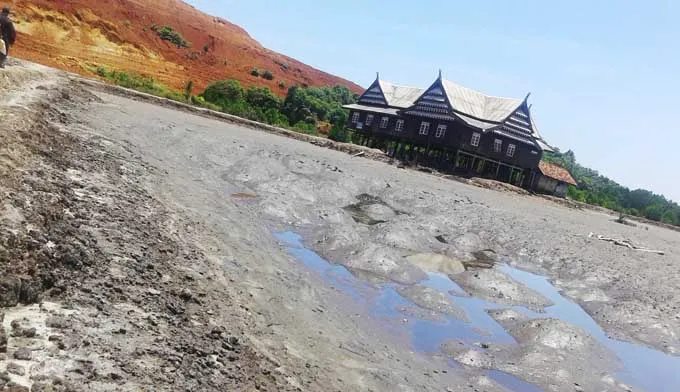 Cecak-Buaya di Tanah Motui