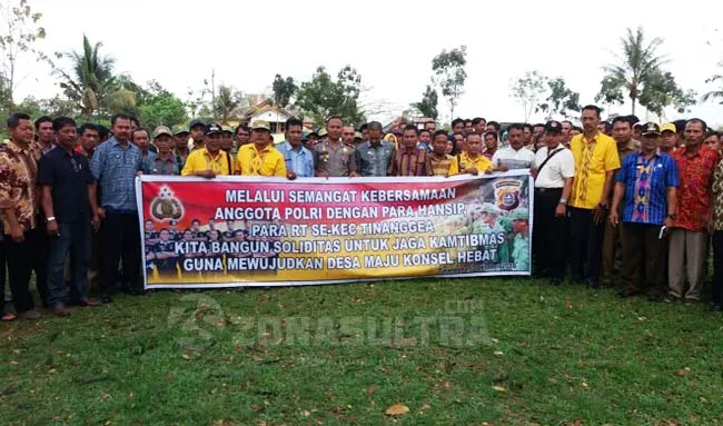     KAMTIBNAS TINANGGEA - Kapolsek Tinanggea Iptu Gusti Sulasta, Camat Tinanggea Herianto, bersama 200-an Hansip dan Ketua RT se-Kecamatan Tinanggea saat berpose bersama dihalaman kantor Polsek setempat. Kegiatan itu dimaksudkan agar Kamtibmas dapat terwujud di kecamatan itu. (IRFAN MUALIM/ZONASULTRA.COM)