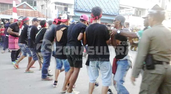 karnaval-budaya-bambu-gila-dan-reok-bali-sedot-perhatian-masyarakat-baubau