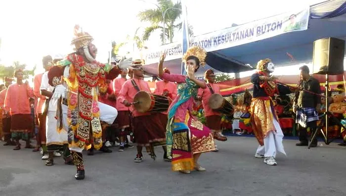 karnaval-budaya-bambu-gila-dan-reok-bali-sedot-perhatian-masyarakat-baubau1