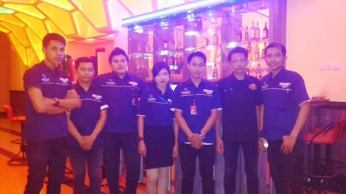 Foto bersama Karyawan Spazio Club Kendari, Selasa (18/10/2016) malam (Oleh Fadly Zonasultra.com) 