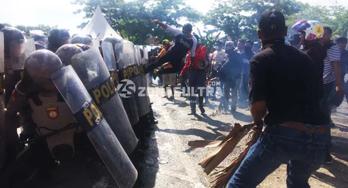 Ratusan Pendukung Paslon Walikota Kendari Bentrok dengan Polisi
