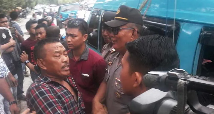 Pendukung Derik-Syahriah Nyaris Bentrok dengan Pendemo di Kopkit