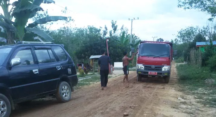 Warga Desa Loka Hentikan Aktifitas Truk Milik PU Koltim