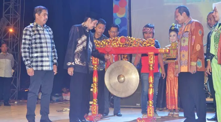 HUT BAUBAU - Walikota Baubau saat membuka secara resmi Baubau Expo Tahun 2016 di Pelataran Kota Mara Kota Baubau yang ditandai dengan pemukulan gong, Senin (10/10/2016). (Mulyadi/ZONASULTRA.COM)